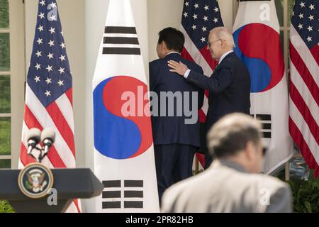 Washington, Usa. 26. April 2023. USA Präsident Joe Biden veranstaltet am Mittwoch, den 26. April 2023, eine gemeinsame Pressekonferenz mit dem Präsidenten der Republik Korea Yoon Suk Yeol im Rosengarten des Weißen Hauses in Washington, DC. Foto: Ken Cedeno/UPI Credit: UPI/Alamy Live News Stockfoto