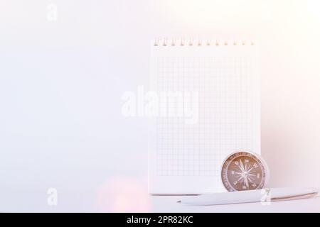 Reisenotizen. Ein sauberes Notizbuch mit Stift zum Schreiben eines Kompasses und einer Karte. Das Konzept des Reisens. Stockfoto