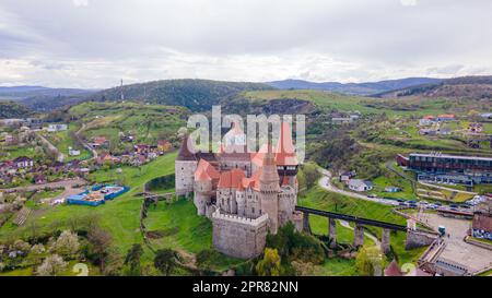 Luftaufnahme der Burg Huniyad in Hunedoara, Rumänien, an einem regnerischen Tag im Frühling. Die Fotografie wurde von einer Drohne aus niedrigerer Höhe mit t aufgenommen Stockfoto