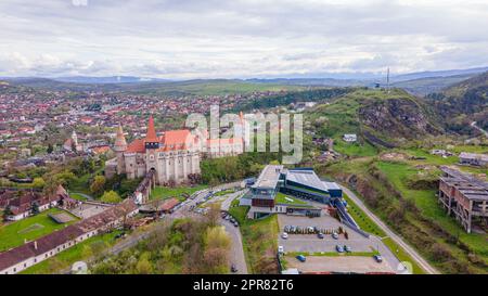 Luftaufnahme der Burg Huniyad in Hunedoara, Rumänien, an einem regnerischen Tag im Frühling. Die Fotografie wurde von einer Drohne aus niedrigerer Höhe mit t aufgenommen Stockfoto