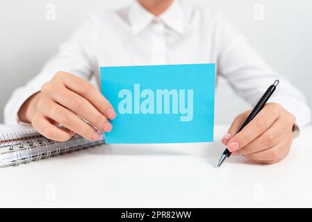 Geschäftsfrau Mit Notiz Mit Wichtiger Nachricht Und Zeigen Mit Stift. Frau Präsentiert Grausame Informationen Auf Papier. Führungskraft Zeigt Kritische Ankündigung. Stockfoto