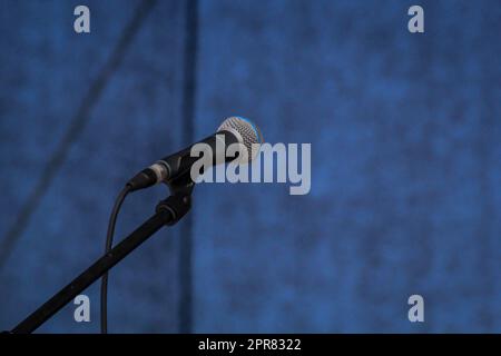 Auf einer Bühne befindet sich ein Mikrofon, das während einer Pause nicht verwendet wird. Stockfoto