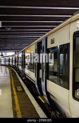 Southeastern Class 465 Networker Vorortzug, Victoria Station, Victoria Street, London, England Stockfoto