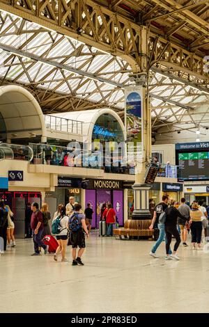 Moderne Halle, Victoria Station, London, England Stockfoto