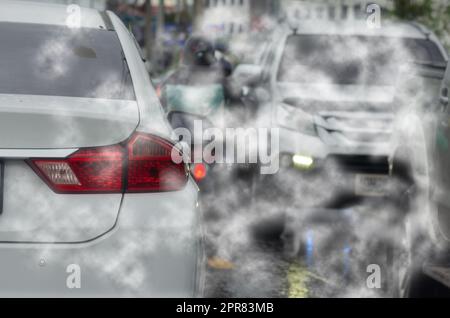 Auto Verschmutzung Rauch Abgas Auto Verschmutzung Stau auf der Straße.Auto emittierende Kohlendioxid verursacht Luftverschmutzung. Stockfoto