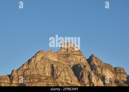 Copyspace mit malerischer Landschaft eines Berggipfels vor einem klaren blauen Himmel an einem sonnigen Tag. Malerischer Blick auf den Tafelberg in Kapstadt, Südafrika im Sommer. Weitwinkelansicht eines Naturhintergrunds Stockfoto