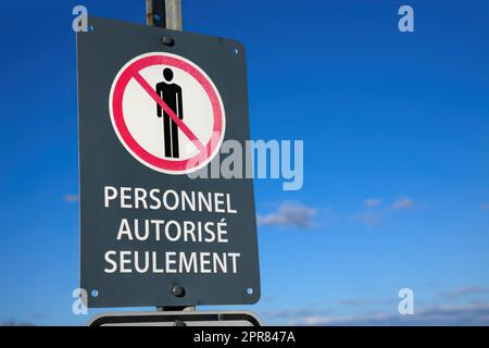 französisches autorisiertes Personal nur Sperrgebiet verboten Schild am blauen Himmel Stockfoto