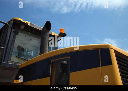 Bauausrüstung Gelb Bagger Maschinen Erdbeweger große Schaufel Bulldozer Baggerlader Stockfoto