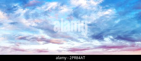 Schöne Wolken am Himmel am Sommerabend Stockfoto
