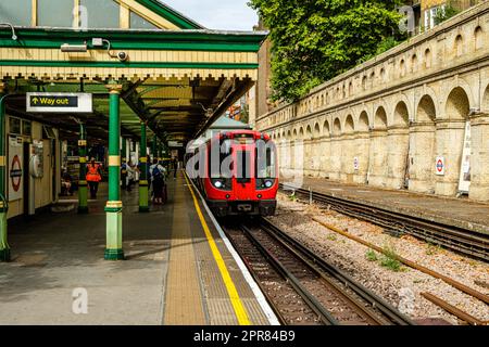 District Line Train, South Kensington U-Bahnstation, London, England Stockfoto