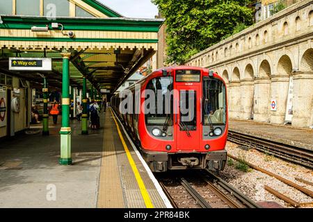 District Line Train, South Kensington U-Bahnstation, London, England Stockfoto