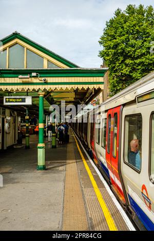 District Line Train, South Kensington U-Bahnstation, London, England Stockfoto