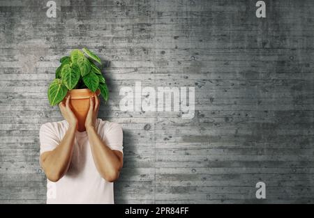 Person mit Topfpflanze statt Kopf. Plantsman ist ein Lebensretter. Stockfoto