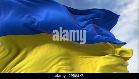 Detail der im Wind winkenden Nationalflagge der Ukraine Stockfoto