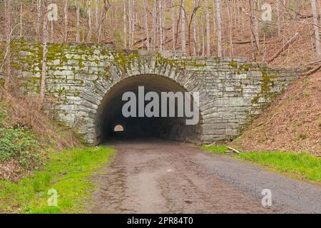 Verlassener Tunnel an einer verlassenen Straße Stockfoto