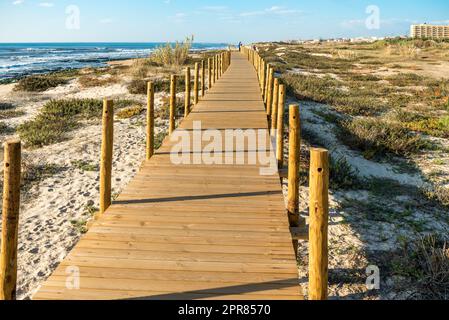 Promenade am Strand von Granja in der Nähe der Stadt Porto Stockfoto