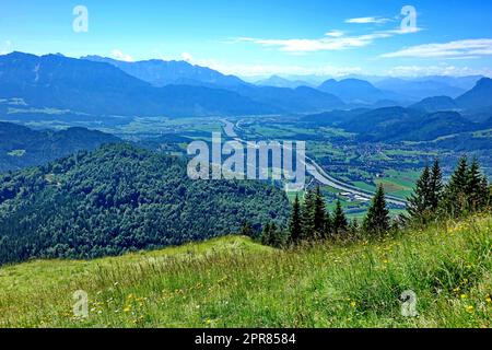 Österreich, Tirol, Inn Flusstal, Wilder Kaiser Berge, zentrale alpen, Blumenwiese, Landschaft, Blick vom Kranzhorn Berg Stockfoto