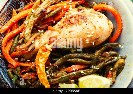 Köstliche Hühnerschenkel, geschmort mit Spargelbohnen und Karotten. Stockfoto
