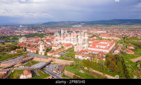 Luftaufnahme der Zitadelle von Alba Carolina in Alba Iulia, Rumänien. Das Foto wurde von einer Drohne mit der Kamera aufgenommen Stockfoto