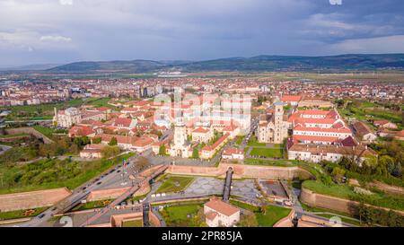 Luftaufnahme der Zitadelle von Alba Carolina in Alba Iulia, Rumänien. Das Foto wurde von einer Drohne mit der Kamera aufgenommen Stockfoto