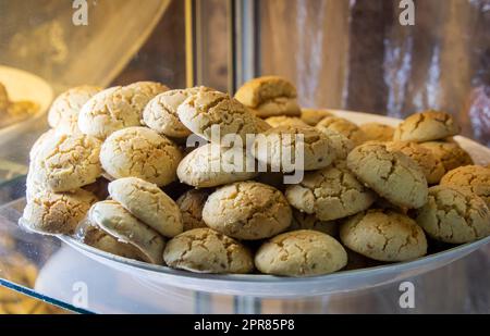 Ein Teller marokkanischer beliebter Kekse vom lokalen Markt in Marrakesch. Stockfoto