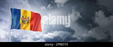 Moldauische Flagge am wolkigen Himmel Stockfoto