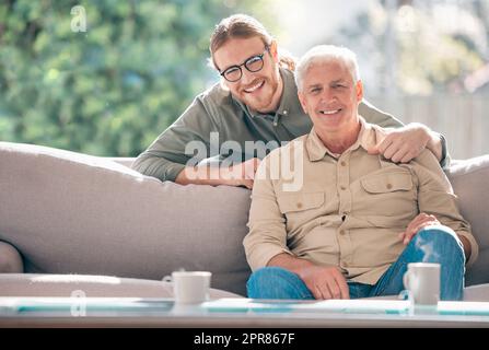 Meine besten Jungs haben mir den Rücken gekehrt. Porträt eines jungen Mannes, der sich zu Hause mit seinem Vater auf dem Sofa entspannt. Stockfoto