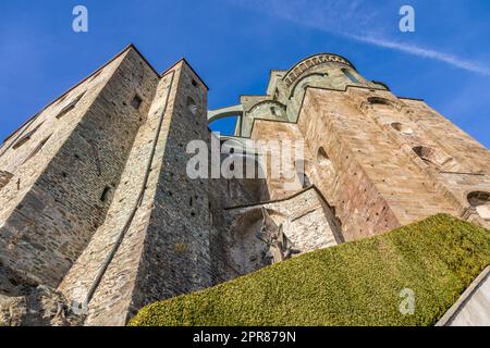 Abtei St. Michael, Sacra di San Michele, Italien. Mittelalterliches Klostergebäude. Stockfoto