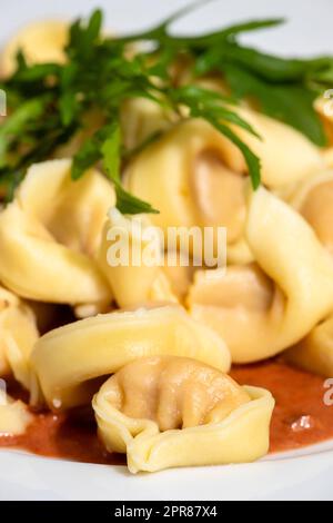 Übersicht über Tortellini Pasta auf einem weißen Teller Stockfoto