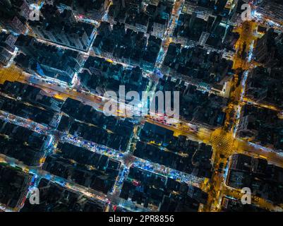 Sham Shui Po, Hongkong 28. November 2021: Top dow Blick auf Hong Kong City bei Nacht Stockfoto