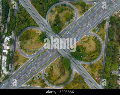Shenzhen, China, 21. Januar 2022: Top-down-Ansicht des Stadtverkehrs Stockfoto