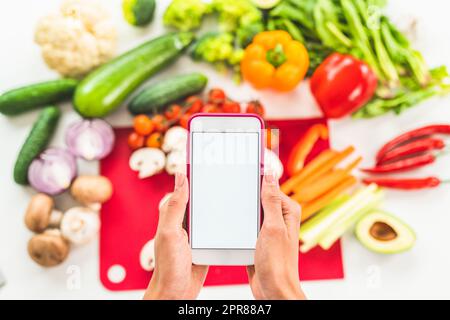 Suchen Sie im Internet nach einem Rezept mit Mobiltelefon, das auf pflanzlichen Zutaten basiert Stockfoto