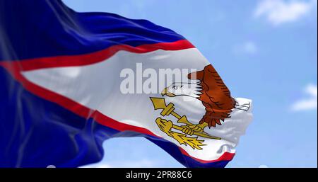 Die Flagge Amerikanisch-Samoas im Wind an klaren Tagen Stockfoto