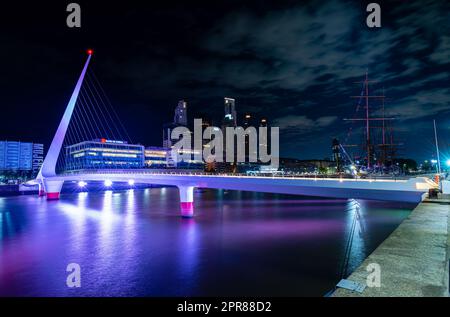 Puente de la Mujer (Spanisch für „Frauenbrücke“) rotierende Fußgängerbrücke, Dock 3, Puerto Madero Handelsviertel von Buenos Aires, Argentinien Stockfoto