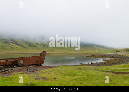 Schiffswrack aus Mjoifjordur fiord, Ostisland. Isländisches Panorama Stockfoto