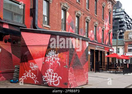 Toronto, Ontario/Kanada - 24. September 2022: Rote Graffiti-Gemälde an Betonwänden. Straßenkunst, Hintergrund, Textur. Stockfoto
