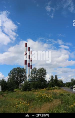 Sommerlandschaft mit hohen gestreiften Schornsteinen Stockfoto