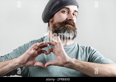 Der Mann zeigt ein Herz Stockfoto