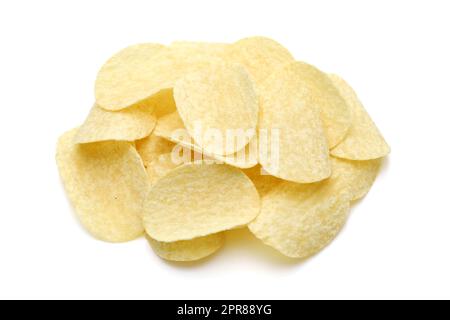 Kartoffelchips aus der Nähe, isoliert auf weißem Hintergrund Stockfoto