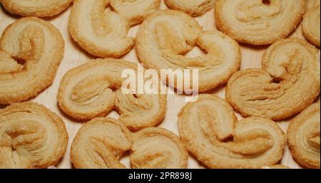 Herzförmige gebackene Palmier-Kekse Stockfoto