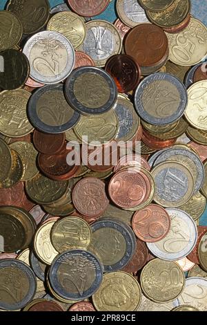 Euro-Münzen im Nahbereich moderner, hochwertiger Großdruck im Hintergrund Stockfoto