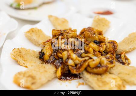 Gebratene Rasiermuschelgerichte im Restaurant Stockfoto