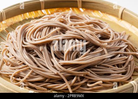 Zaru Soba (Buchweizennudeln) auf weißem Hintergrund Stockfoto