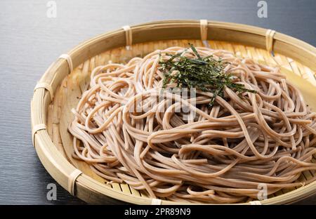 Zaru Soba vor schwarzem Hintergrund platziert. Stockfoto