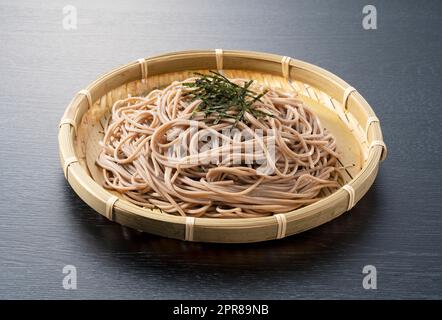 Zaru Soba vor schwarzem Hintergrund platziert. Stockfoto