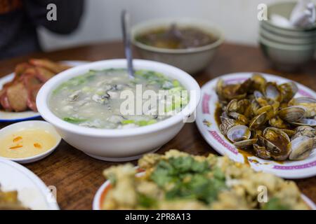 Chaozhou Cuisine Austernkongee und gebratene Muscheln Stockfoto