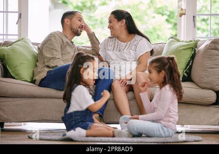 Erholsame Familientage. Aufnahme einer jungen Familie, die sich zu Hause entspannt. Stockfoto