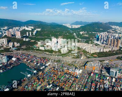 Hongkong 05. Dezember 2021: Draufsicht auf den Hafen des Frachtterminals von Hongkong Stockfoto