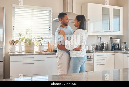 Ich liebe euch genauso wie bei unserem ersten Treffen. Aufnahme eines Paares, das sich zu Hause in der Küche einen Tanz teilt. Stockfoto