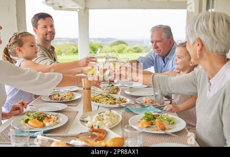 Heres zu mehr Leben. Aufnahme einer Familie beim Toasten während eines sonntagsmittags. Stockfoto